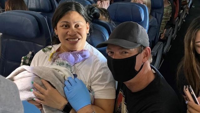 O bebê prematuro que teve ‘sorte’ de nascer em avião com médico e enfermeiras de UTI neonatal