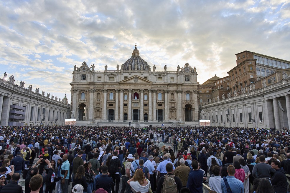 Fiéis aguardam resultado da eleição do novo papa na Praça de São Pedro, no Vaticano — Foto: AP Foto/Bernat Armangue