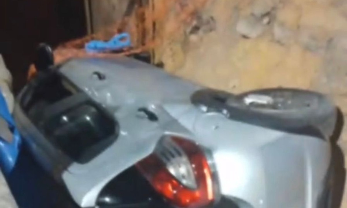 Carro invade obra e cai em vala de gasoduto na Zona Norte de Manaus
