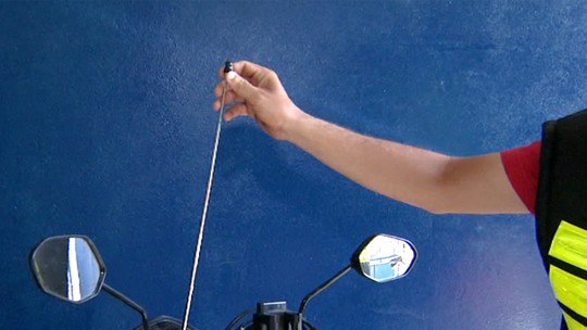 Motociclista tem o olho perfurado por antena corta-pipa após desviar de buraco na pista em Rio Branco