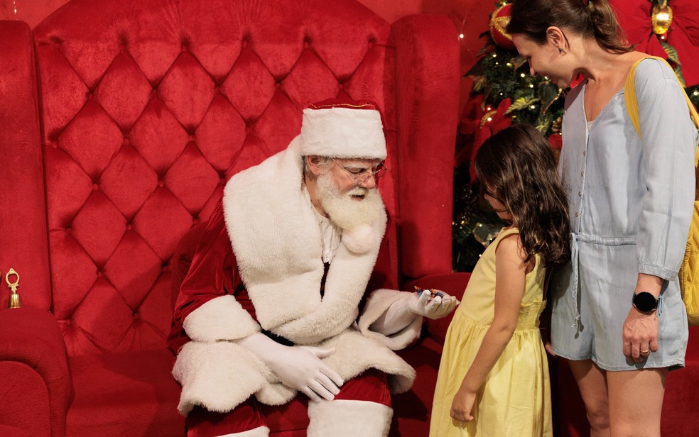 Com jeitinho e criatividade, Papai Noel de Ribeirão Preto (SP) adapta respostas para manter a fantasia e não frustrar as crianças — Foto: Tábata Barbosa