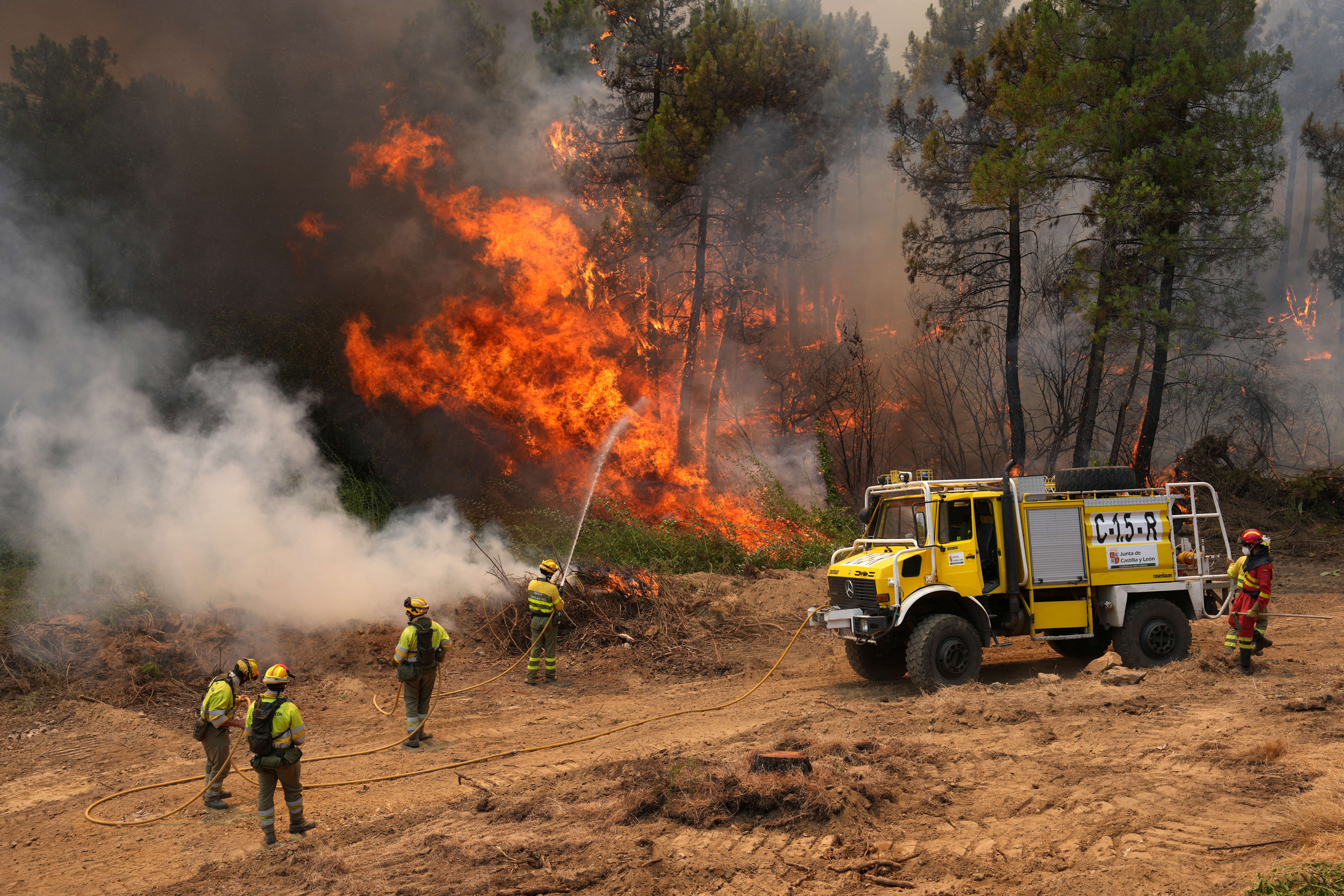 Incêndios florestais forçam saída de 300 mil pessoas na França e Espanha 