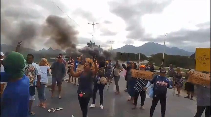 VÍDEO: pescadores fecham BR-101 com peixes após animais aparecerem mortos em rio do ES