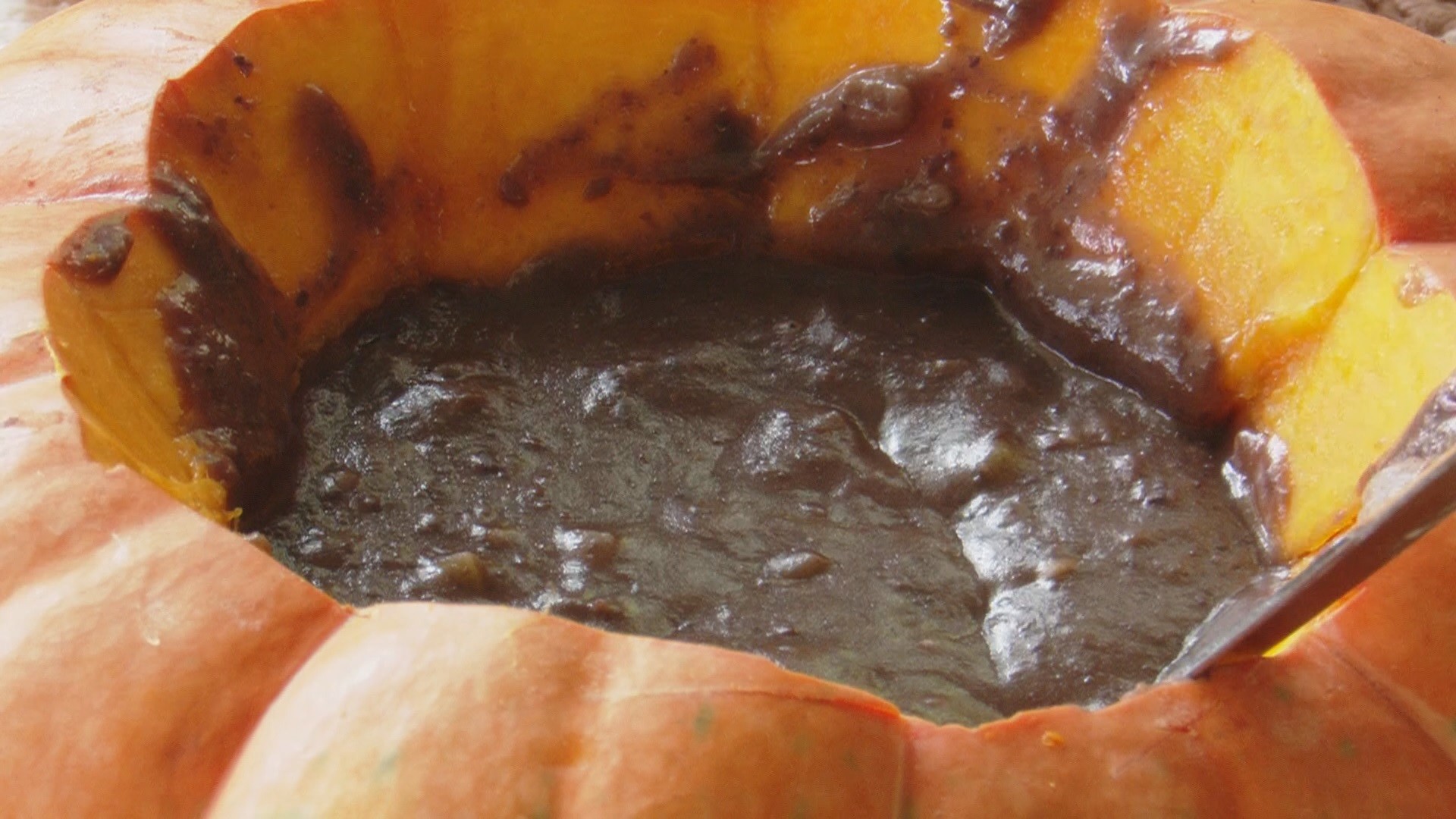 Aprenda receita de creme de feijão na moranga, prato turístico do Paraná