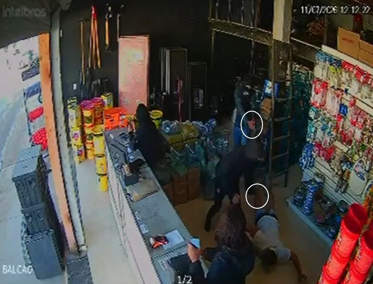 VÍDEO: homens armados e encapuzados invadem loja de material de construção em pleno funcionamento em Cabo Frio