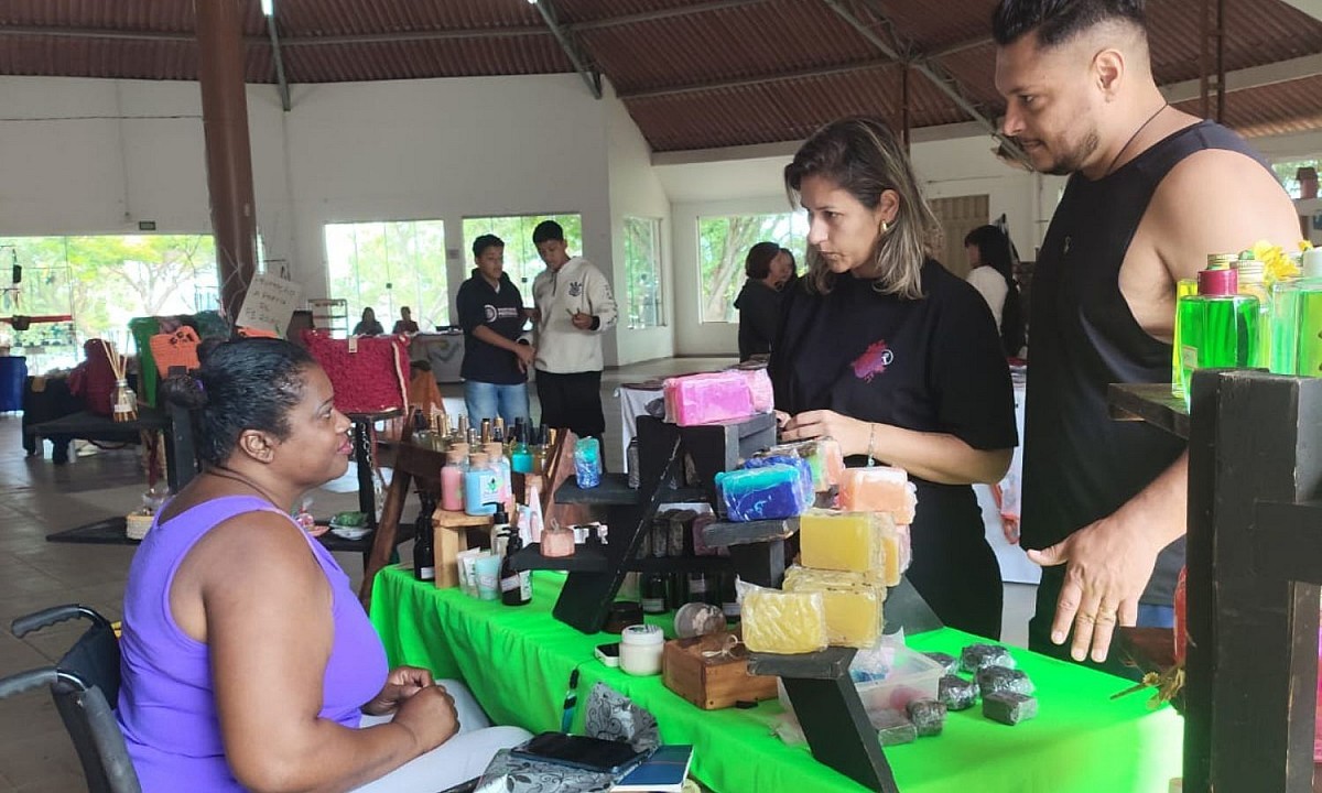 Tradicional feira dos artesãos é realizada aos domingos em Avaré