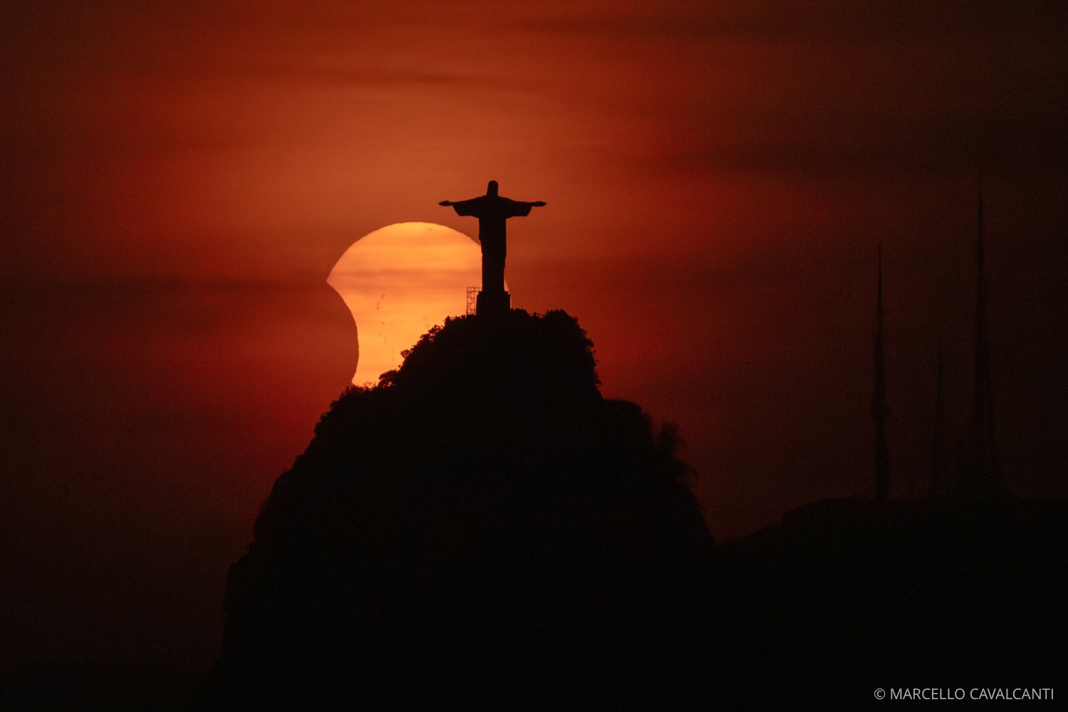 Fotos mostram o eclipse solar anular por trás do Cristo Redentor