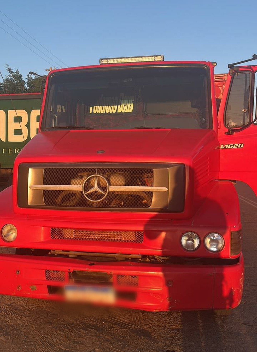 Um dos caminhões foi recuperado em Araçuaí — Foto: Polícia Militar/Divulgação