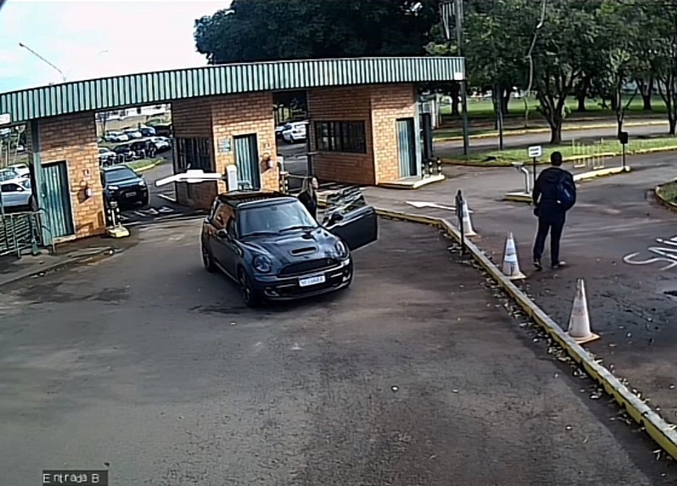 Vitória ofereceu ajuda e carona até o médico, mas Gustavo só queria ir para a aula. — Foto: Reprodução/gcantocruz