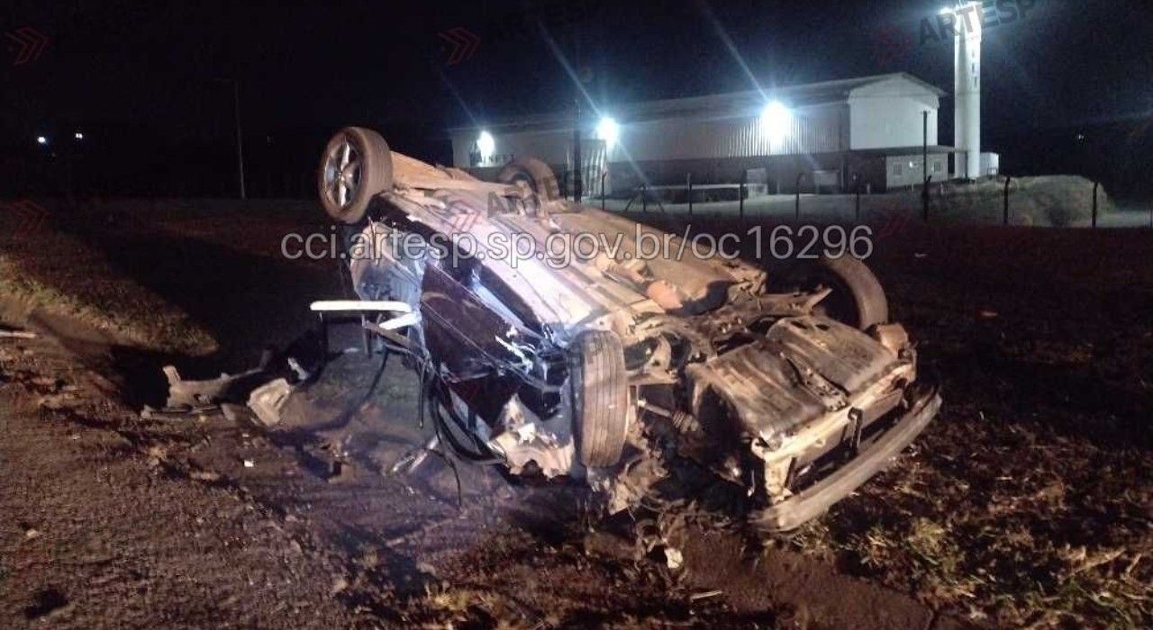 Motorista morre e passageiros ficam feridos após acidente entre carro e carreta em Porto Feliz