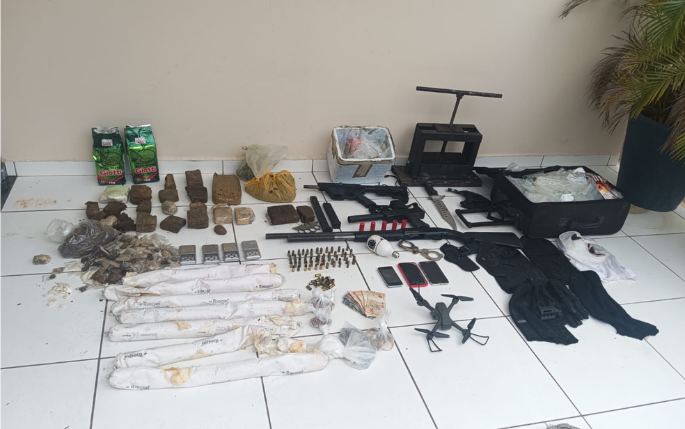 Armas, drone e drogas são apreendidos em imóvel no sudoeste da Bahia — Foto: Divulgação/PM-BA