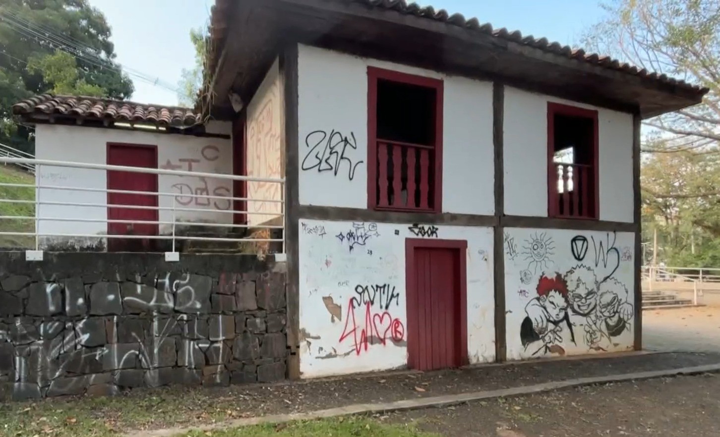 Pichações, goteiras, paredes rachadas e extintores vencidos: Casa do Povoador de Piracicaba expõe cenário de abandono