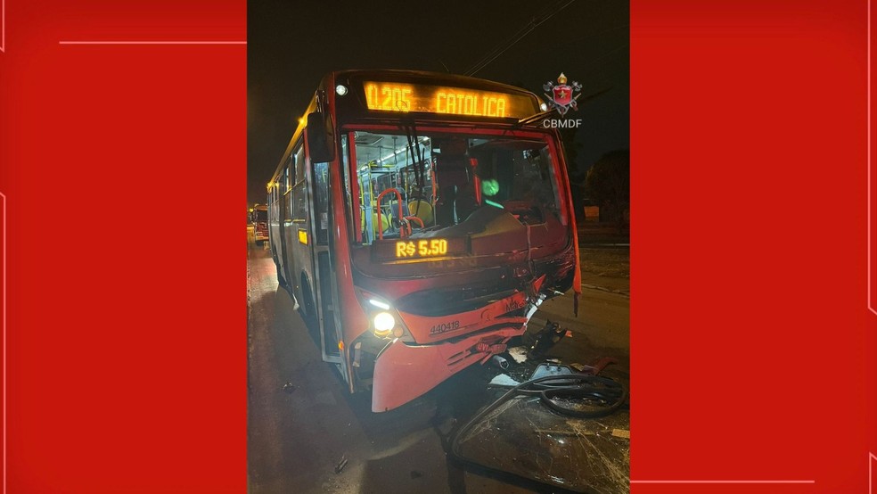 Batida entre nibus e carro deixa duas pessoas mortas no DF  Foto: CBMDF/Divulgao