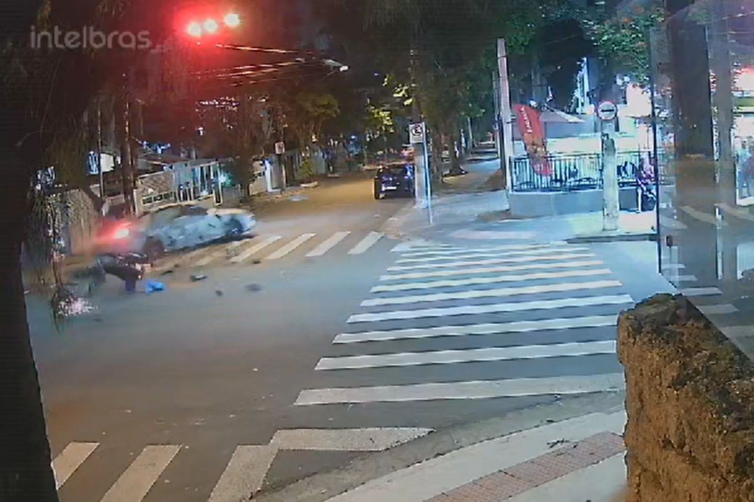 Vídeo mostra motociclista sendo arremessado por carro que avançou sinal vermelho no litoral de SP; jovem morreu