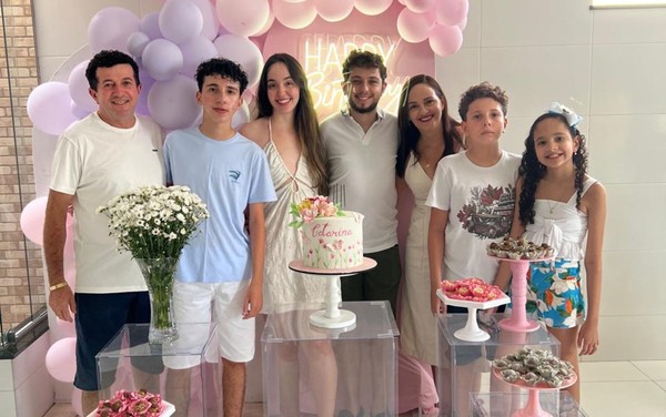 José Victor Teles, a noiva, os pais e os três irmãos mais novos. — Foto: Arquivo Pessoal