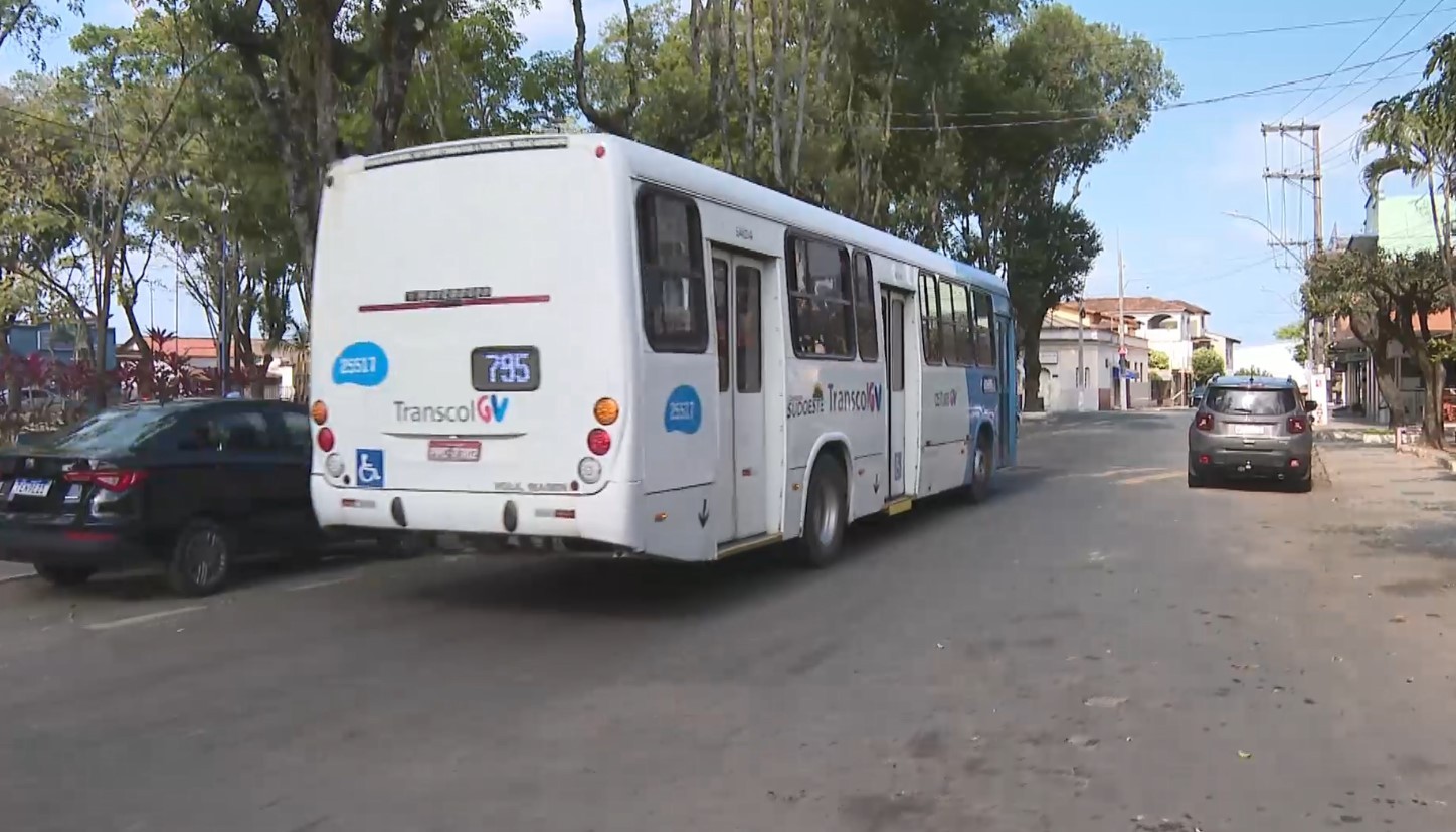 Homem morre em confronto com PM e ônibus são escoltados após ataque em Cariacica 