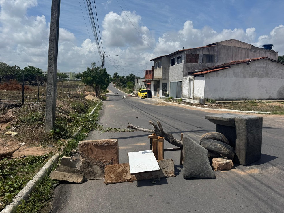 Moradores improvisaram barricada para reduzir velocidade — Foto: Sérgio Henrique Santos/Inter TV Cabugi