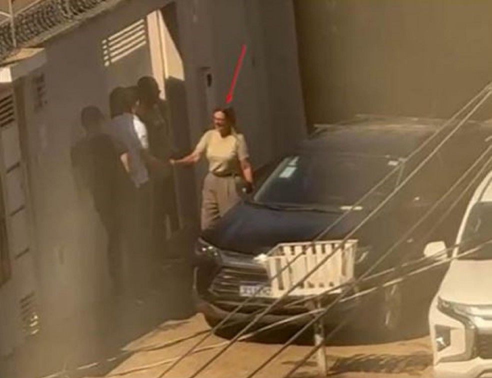 Cláudia Lélis em frente a casa da sogra de Wanderlei Barbosa no dia em que a Fames-19 foi deflagrada — Foto: Reprodução/Decisão STJ