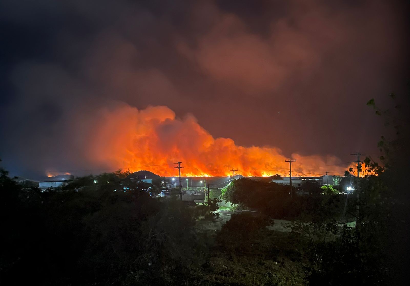 Incêndio de grandes proporções destrói vegetação nas Dunas do Peró, em Cabo Frio