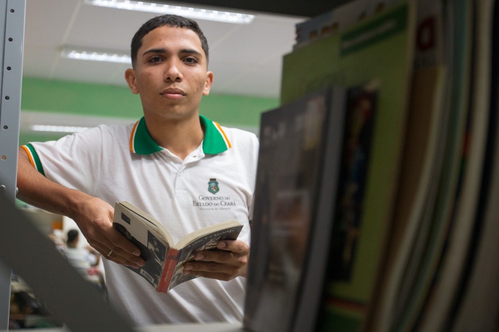 Luís Henrique é estudante do curso técnico em hospedagem de uma escola em Caucaia, no Ceará. — Foto: Kid Junior/SVM