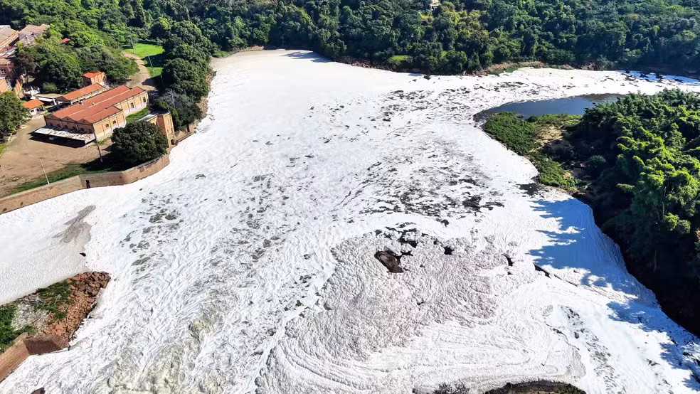 Imagens de drone mostram Rio Tietê coberto por espuma branca — Foto: Reprodução/D-Vision imagens aéreas