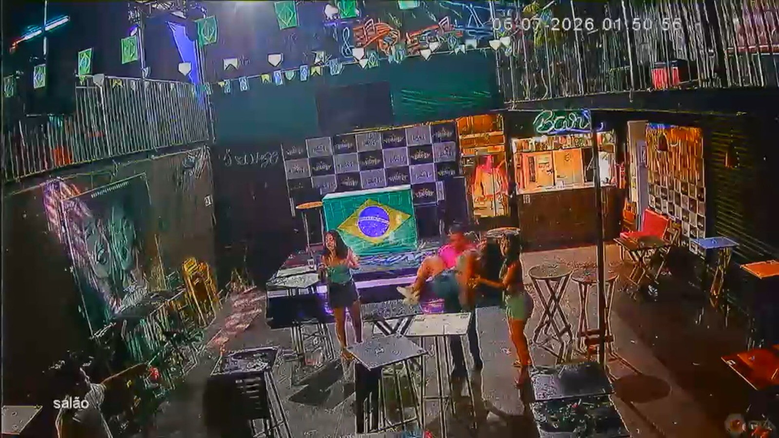 VÍDEO: Clientes passam mal após PM usar spray de pimenta dentro de bar no DF