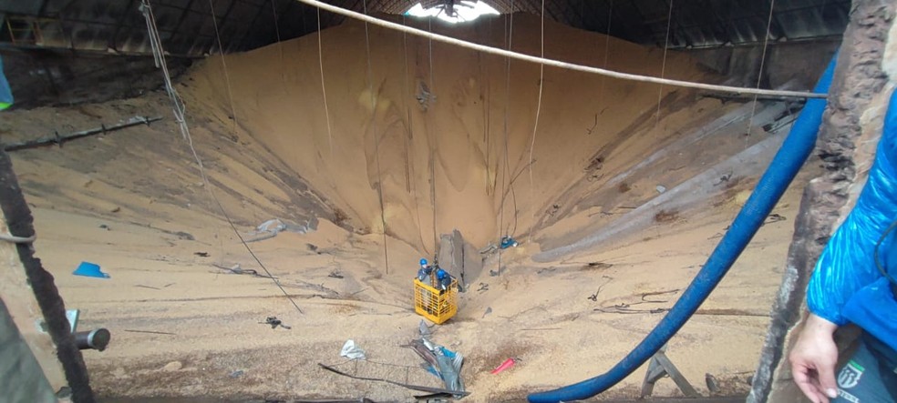 Homem está soterrado por 10 mil toneladas de milho após explosões de silos em Palotina — Foto: Corpo de Bombeiros