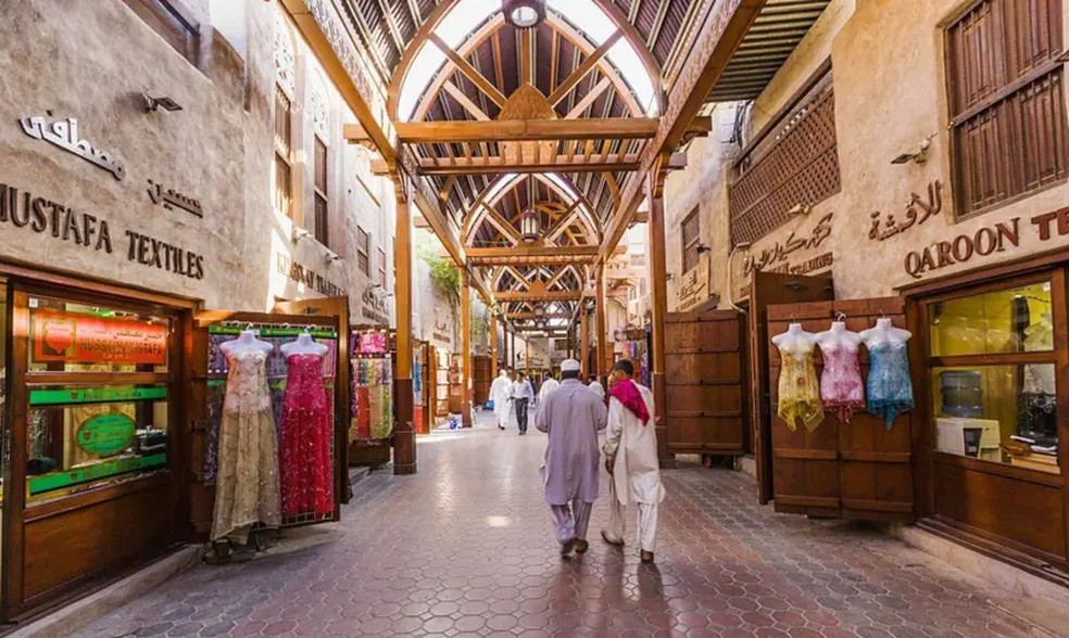 Os mercados do bairro tradicional de Bur Dubai e seus restaurantes mostram melhor o dia a dia da cidade aos visitantes — Foto: Getty Images via BBC