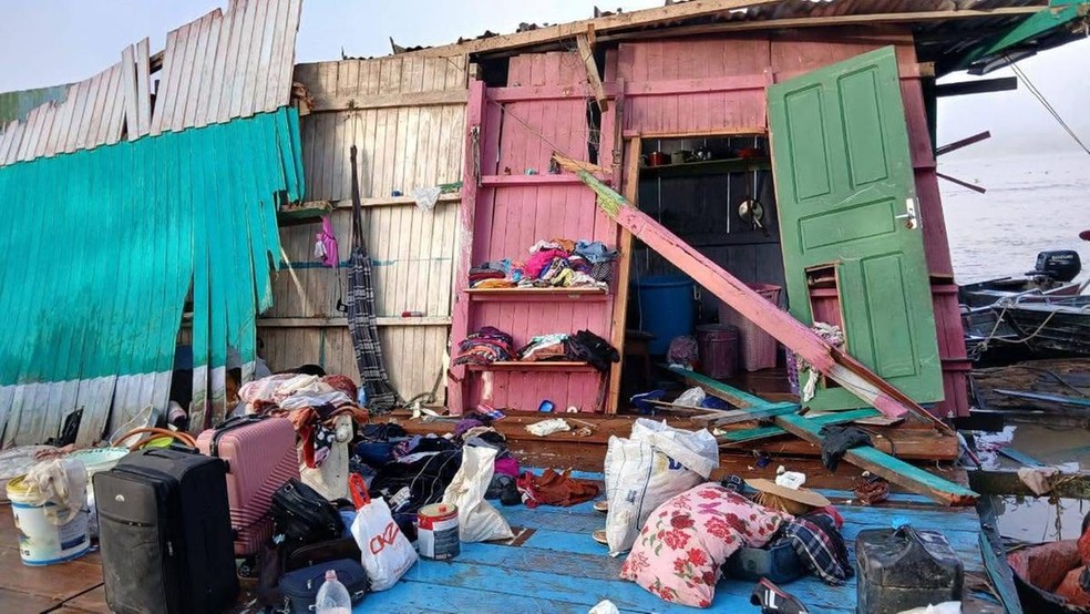 Estrutura de madeira foi totalmente danificada após colisão de balsa no interior do AM. — Foto: Reprodução/Redes Sociais
