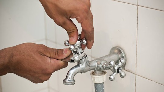 Nove bairros de Caruaru têm abastecimento de água suspenso para conserto de vazamento; veja a lista