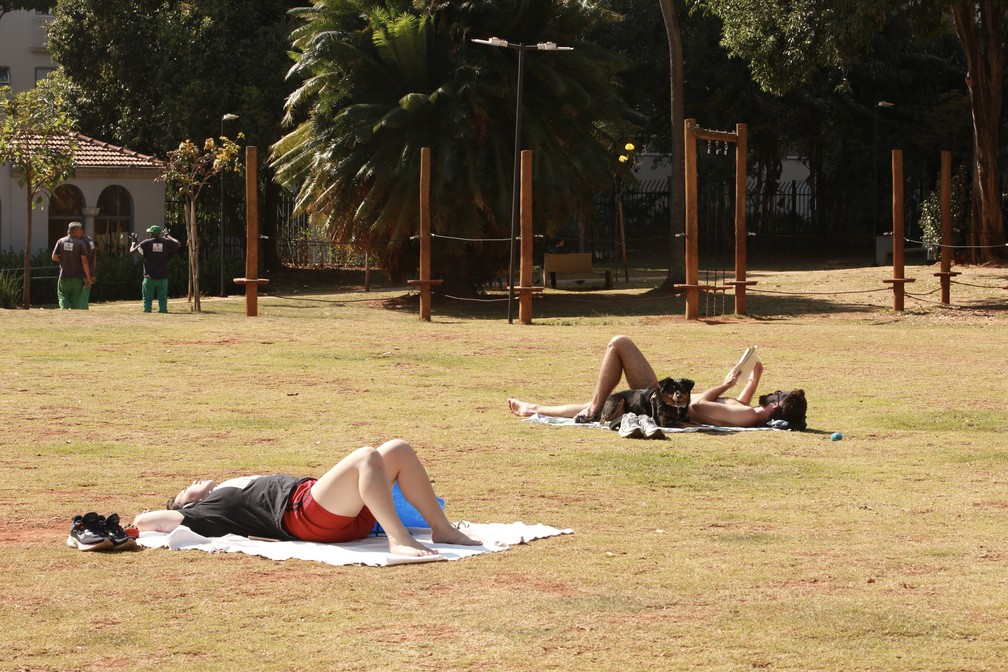 Pessoas tomando sol no Parque Augusta, nesta quarta-feira (23) — Foto: Celso Tavares/g1