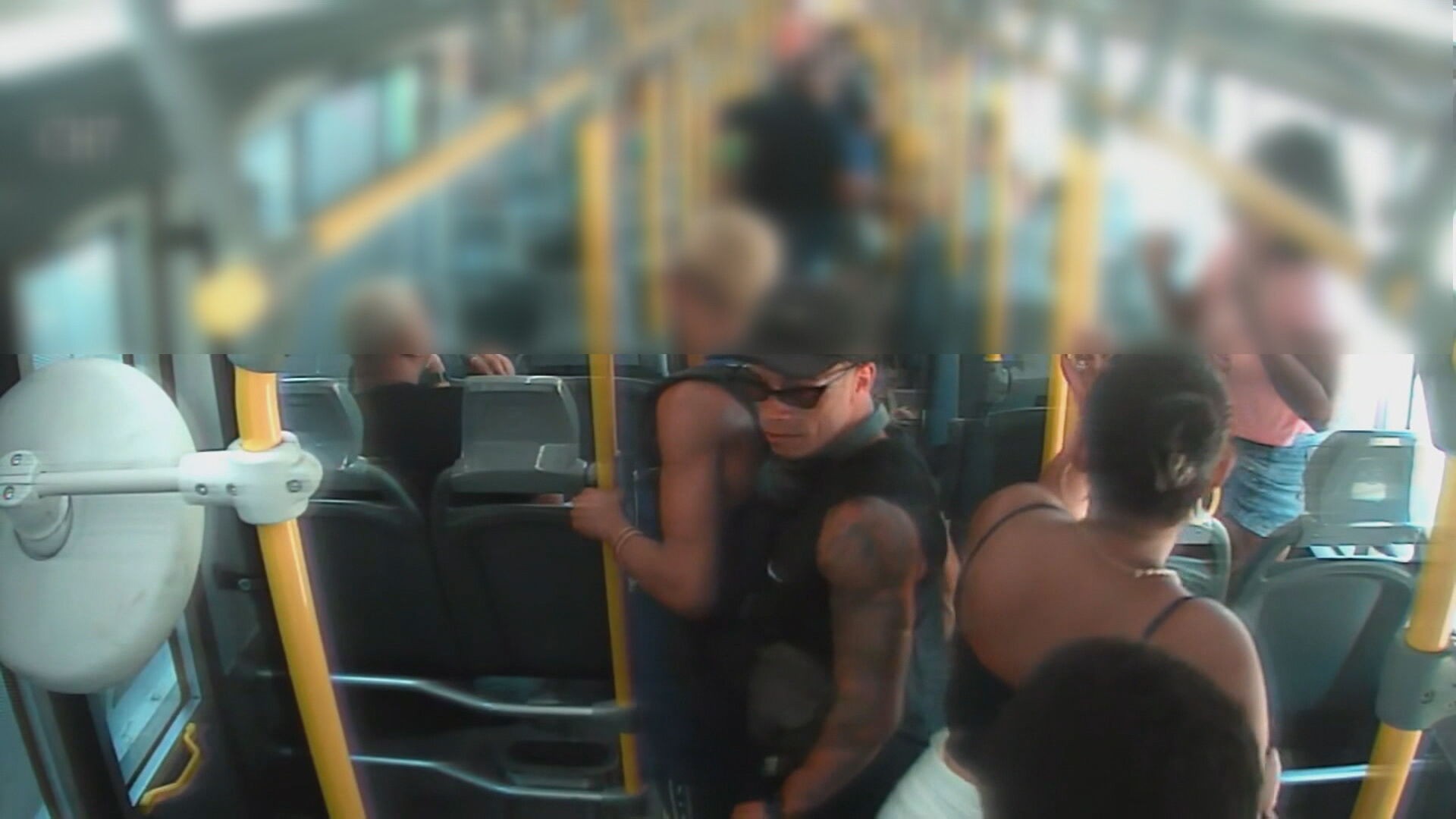 Imagens mostram momento em que passageira é atacada com faca durante assalto no BRT do Rio