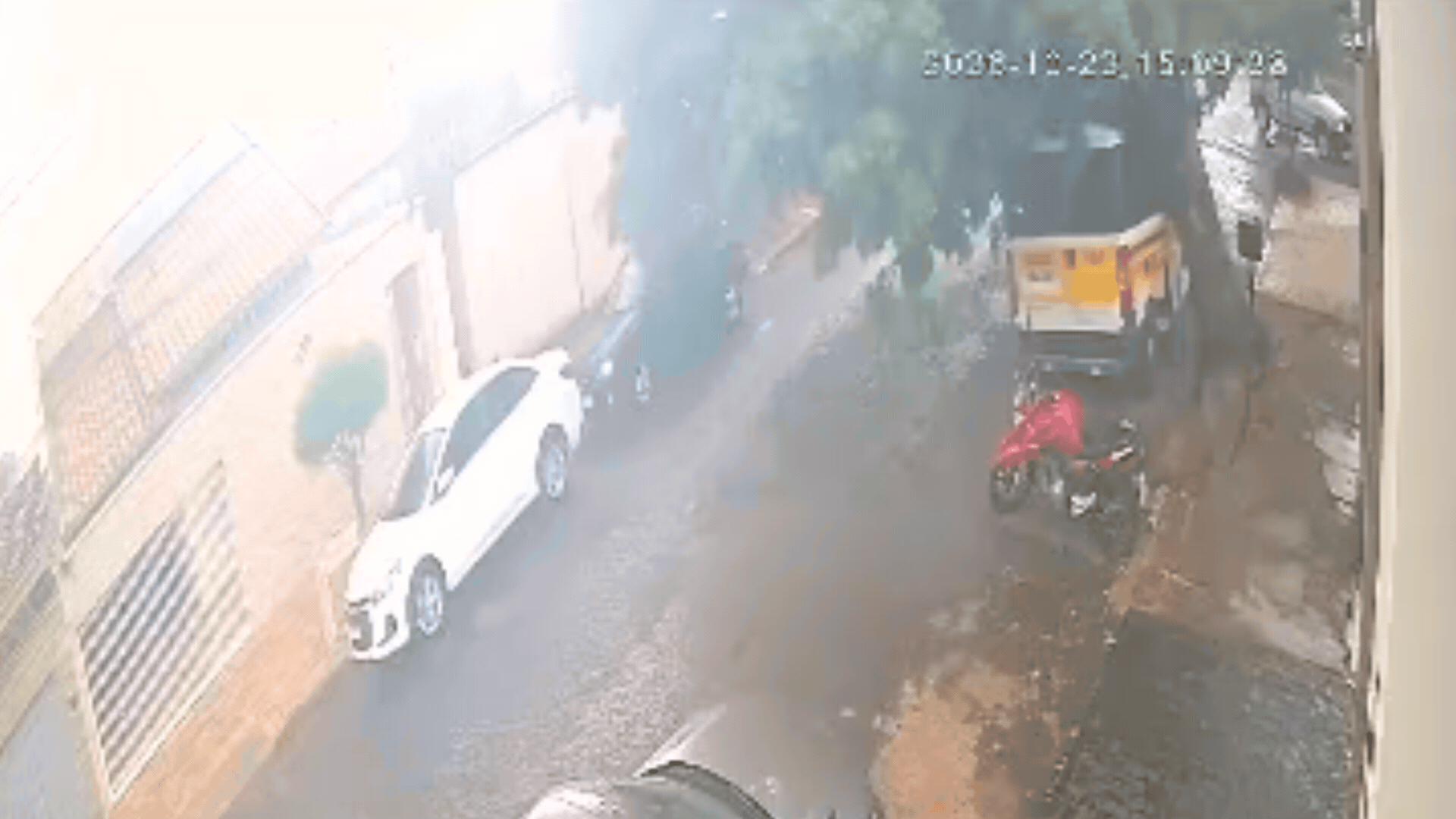 Vento derruba árvore em cima de van escolar em Uberlândia
