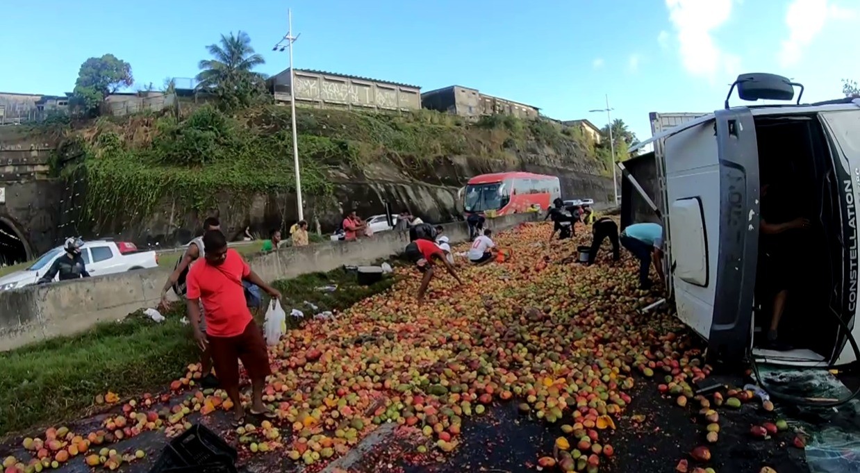 Caminhão carregado de frutas vira na BR-324; veículo e carga bloquearam duas pistas sentido Feira de Santana-Salvador