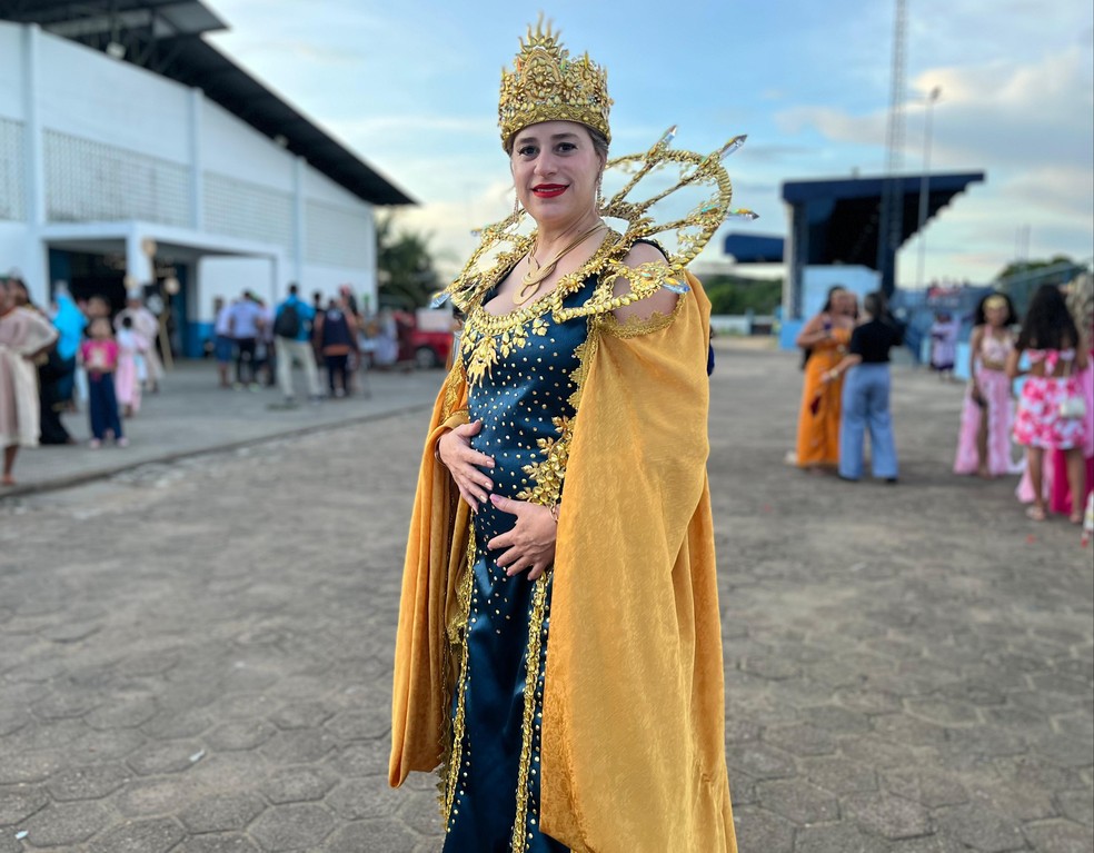 Delegada Miriam di Manso, grávida da primeira filha, preparada para a Paixão de Cristo
