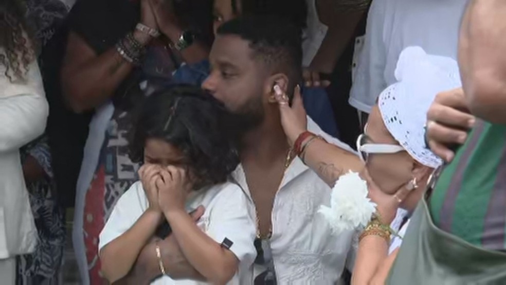 Babi consola o filho, Arlindinho — Foto: Reprodução/TV Globo