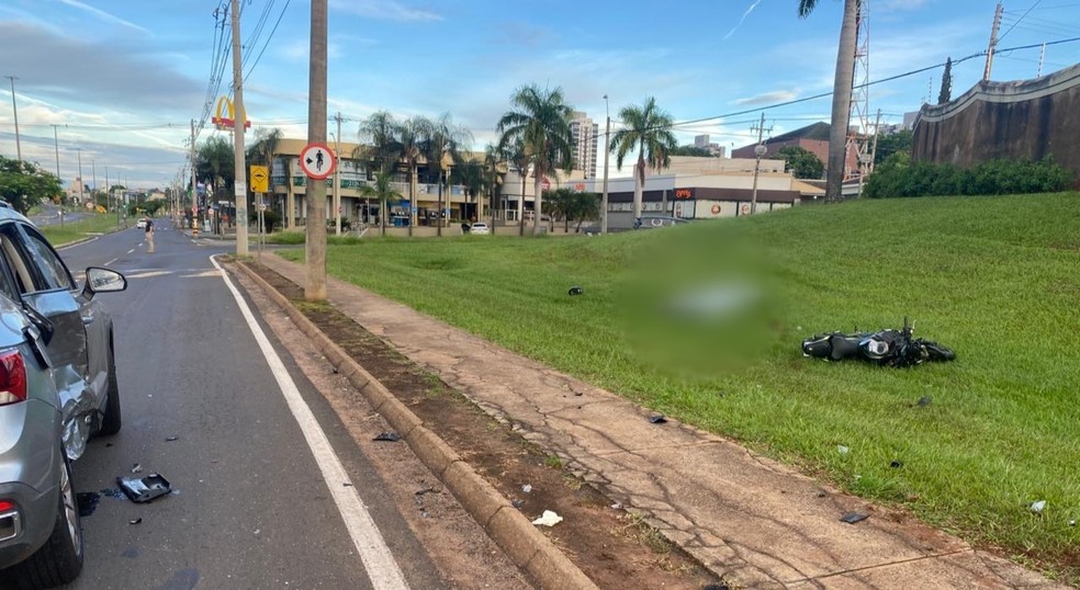 V&iacute;tima n&atilde;o resistiu aos ferimentos e morreu ap&oacute;s acidente entre carrro e moto em S&atilde;o Jos&eacute; do Rio Preto (SP) &mdash; Foto: Reprodu&ccedil;&atilde;o