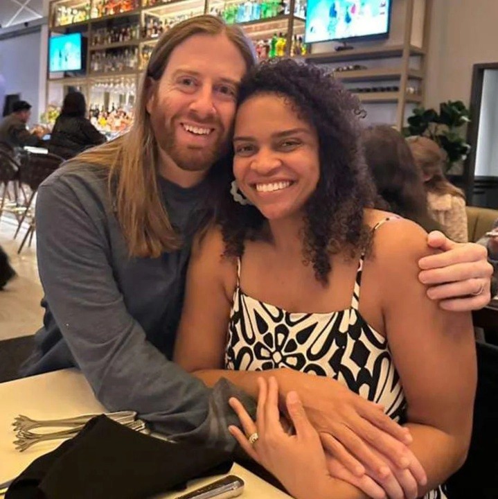 Cineasta brasileira presa pela imigração dos EUA é libertada, diz marido