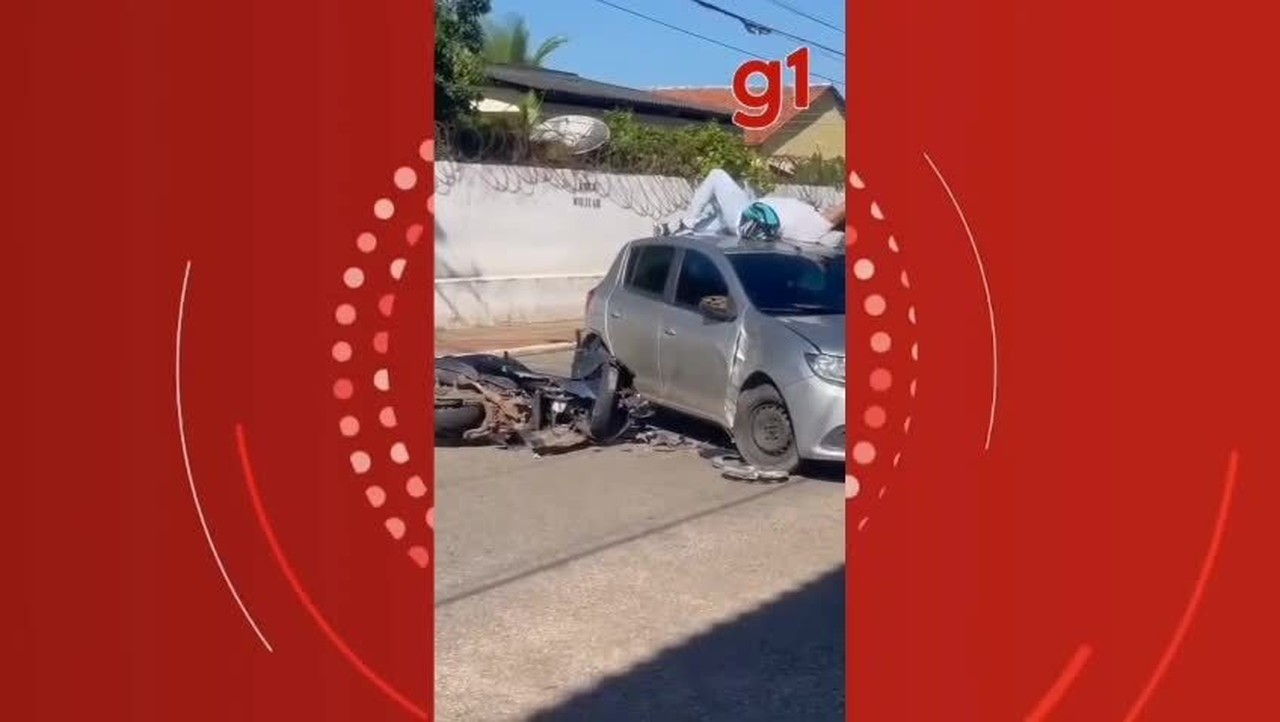 Motociclista que foi parar em cima de teto de carro após batida teve fratura no fêmur e está internado no Acre