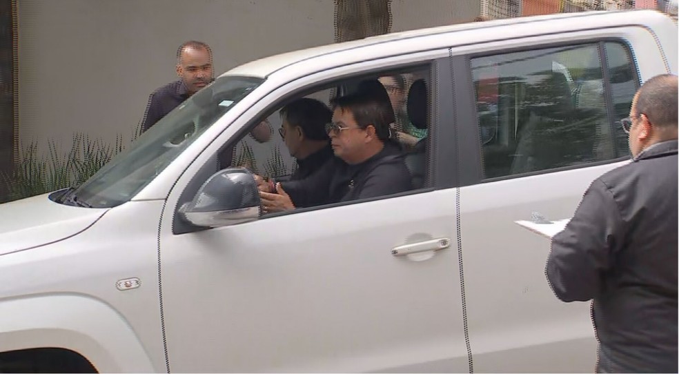 Dupla Althair e Alexandre chega para o velório do cantor Rick, no Jardim Cemitério Pax, em Sorocaba (SP) — Foto: TV TEM/Reprodução