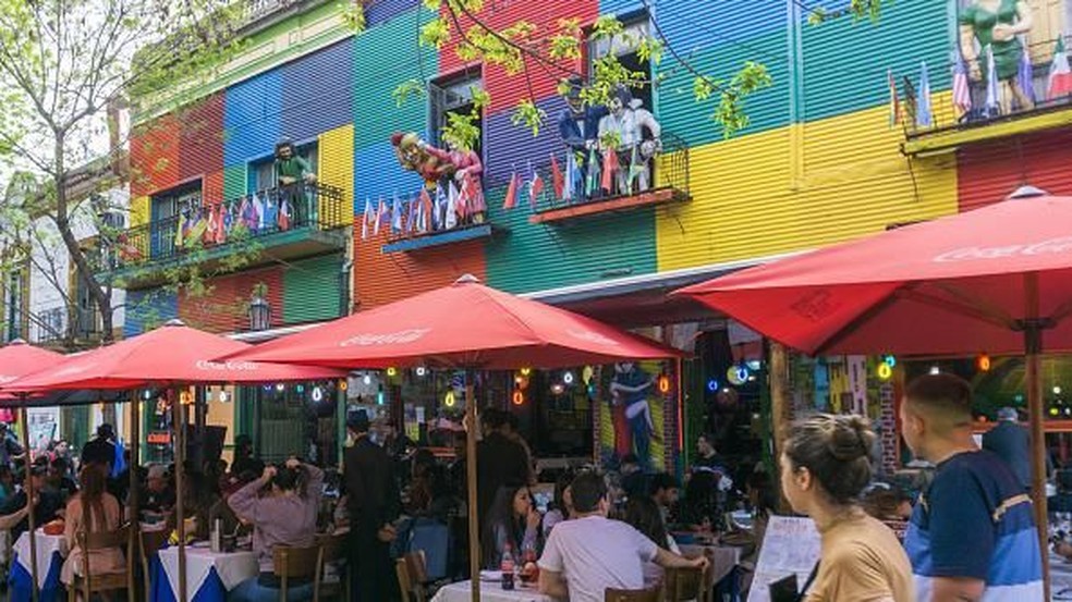 Restaurante na região do Caminito, parte turística de Buenos Aires; turistas brasileiros representaram quase 15% do total de viajantes estrangeiros na Argentina — Foto: Getty Images via BBC