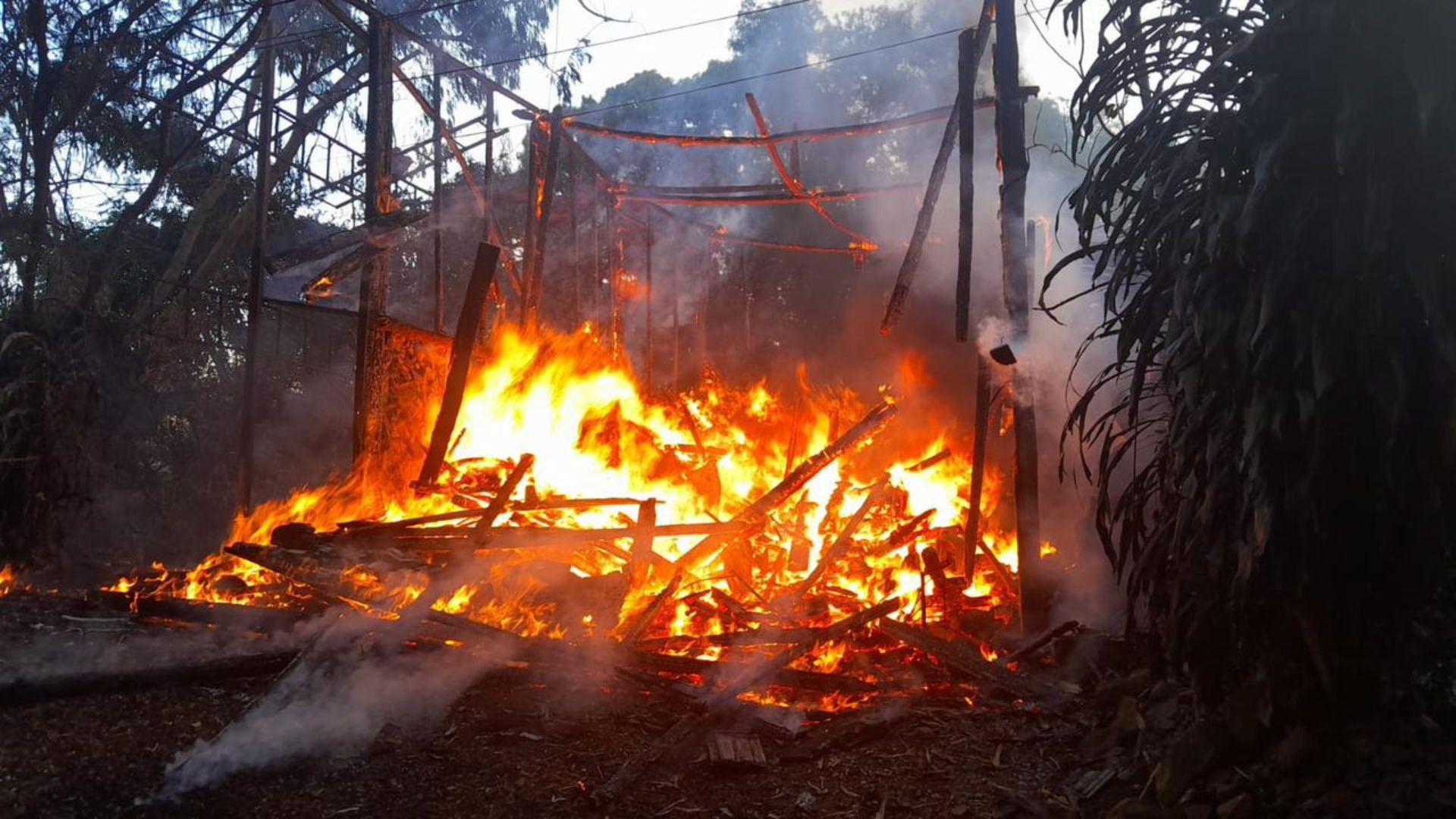 Incêndio destrói barracão de madeira em Botucatu