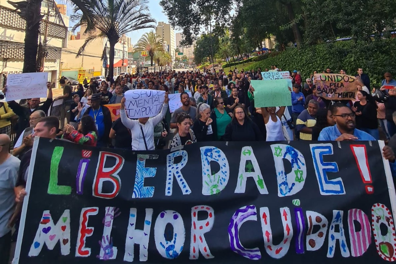 Protesto de funcionários do Cândido Ferreira bloqueia avenida no Centro de Campinas