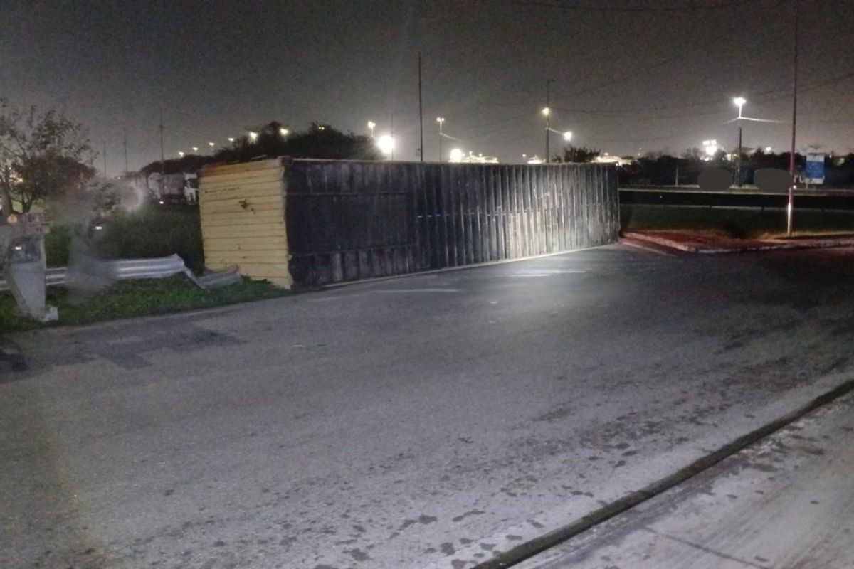 Carreta carregada de alumínio tomba na rodovia Anchieta, SP 