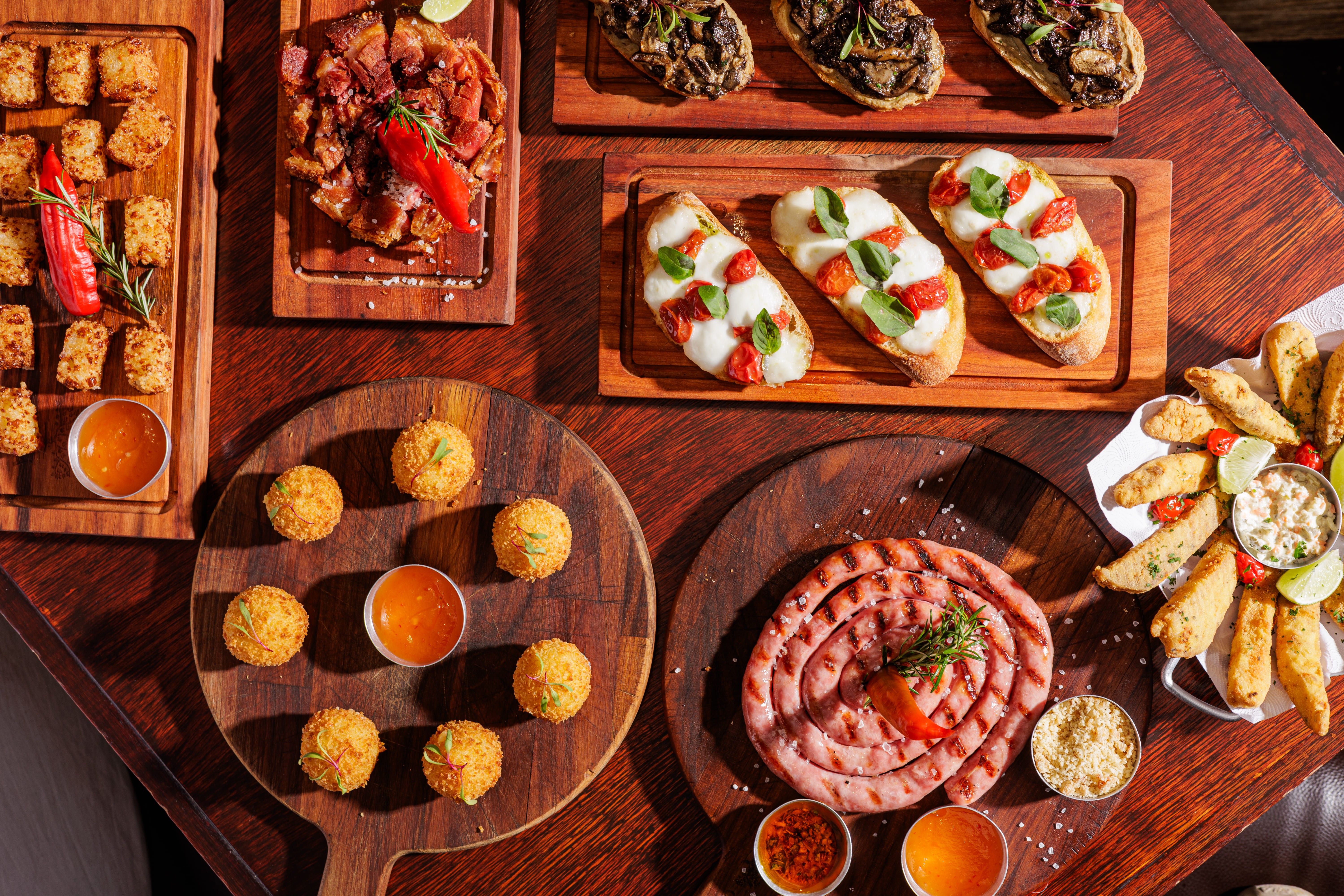 Vila Catá une alta coquetelaria e culinária mediterrânea em Jundiaí