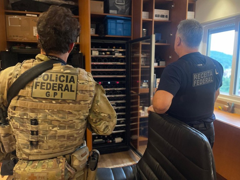 PF e Receita Federal fazem operação contra servidores públicos suspeito de contrabandear, desviar e revender mercadorias apreendidas no RS — Foto: Polícia Federal/Divulgação