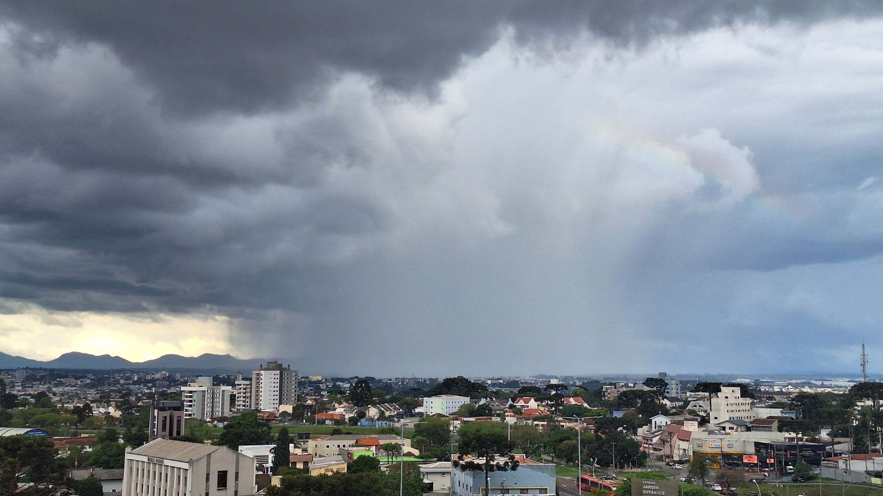 Paraná tem três alertas para tempestades no fim de semana de eleições, com risco de granizo e ventos acima de 100 km/h; veja onde