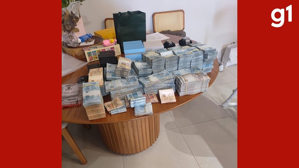 Grande quantidade de dinheiro apreendidos na operação — Foto: Fábio Amato