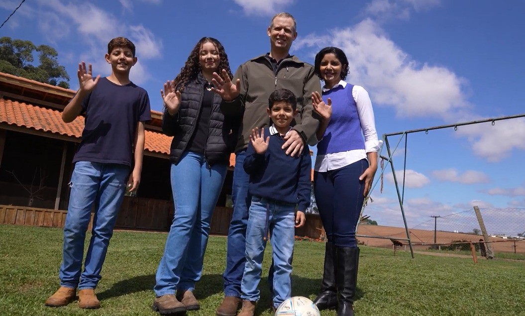 Família produtora de leite mantém tradição holandesa no interior do Paraná