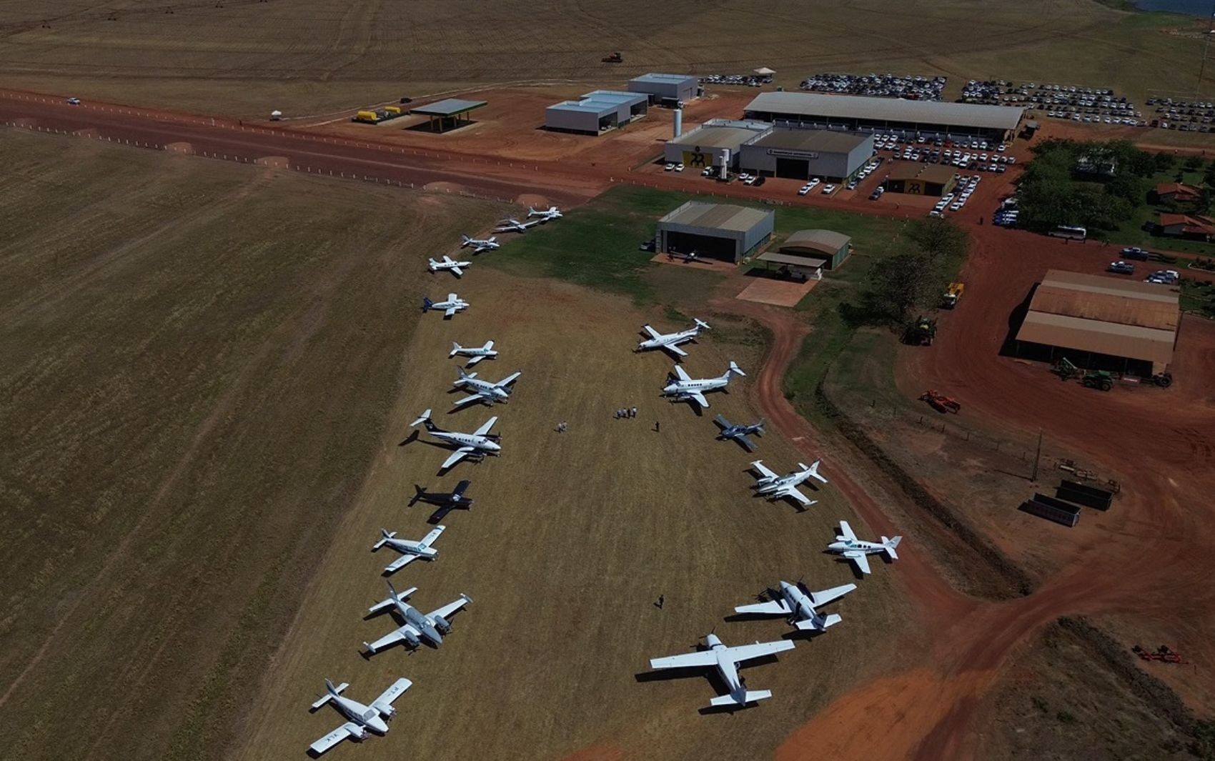 Veja detalhes de aviões que aparecem em vídeo de fazenda que impressionou a web